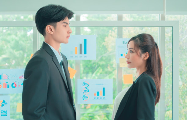 商务人士相互凝视，是为了商业竞争和冲突的概念。图片下载