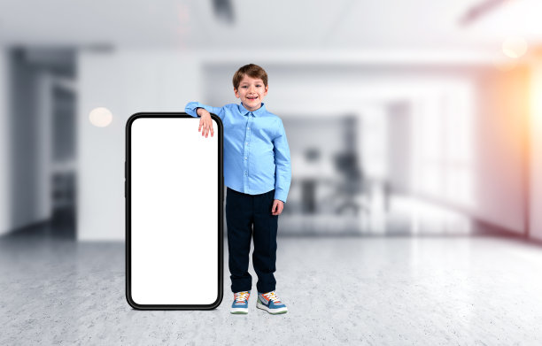 孩子和手机在办公室展示模型，在线教育图片下载