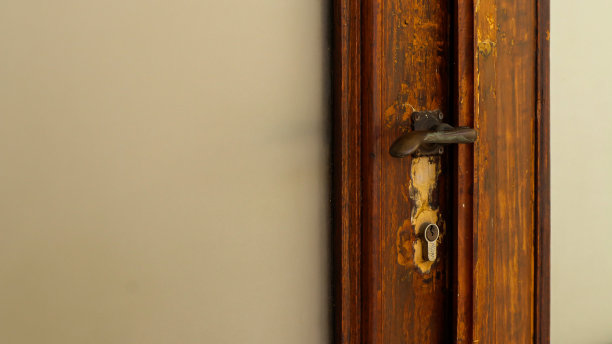 古老建筑里的古老门把手。图片下载
