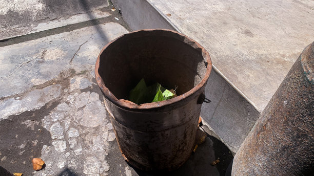 用生锈的铁制成的垃圾桶图片下载