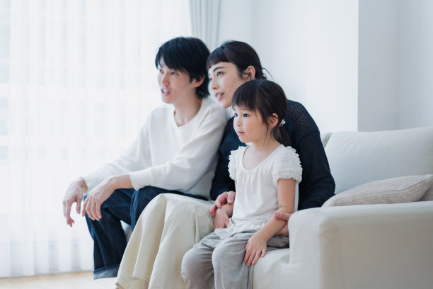 一家人在家里看电影图片下载