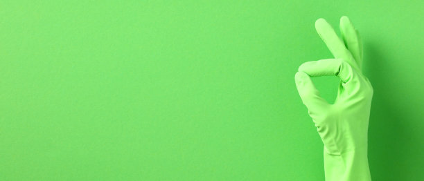 女性手戴绿手套显示OK手势。打扫屋子的概念。清洁服务横幅设计。图片下载