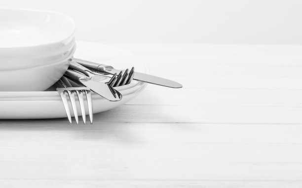 盘子，杯子和银质餐具的浅白色背景图片下载