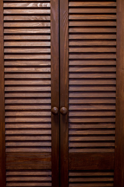 木质卷帘门，木质卷帘门具有天然的棕色颜色和纹理，背景图片下载