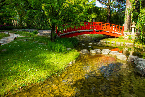 康公园日本花园中的红色日本桥图片下载
