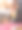 一名男子在家里的厨房里准备感恩节晚餐，给狗狗一块南瓜派试吃图片下载