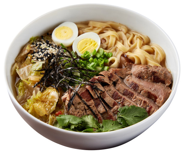 亚洲拉面汤与小牛肉孤立的白。图片下载