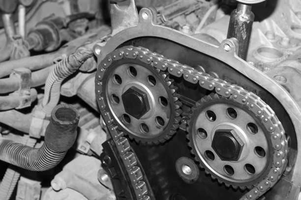 汽车发动机的正时链传动凸轮轴齿轮的观点与前盖拆除。黑白照片图片下载