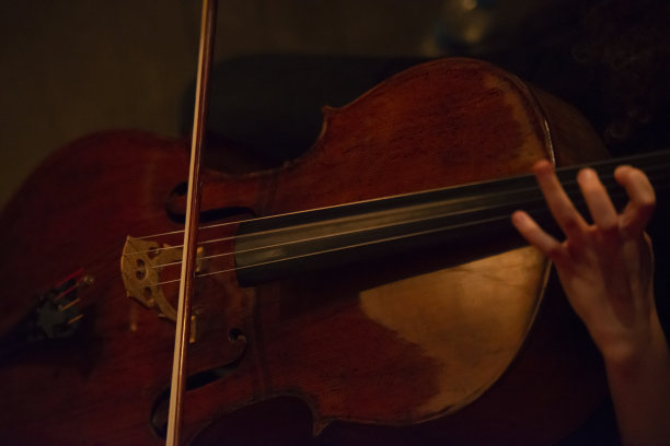 一个在夜里排练的贝斯手。偶然的人图片下载