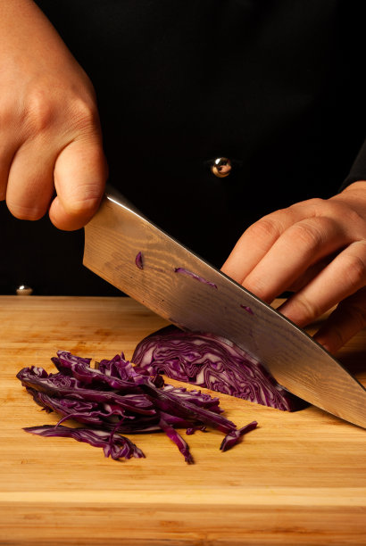 厨师的手切红白菜，特写-库存照片图片下载