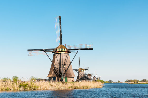 传统的荷兰风车，在荷兰的Kinderdijk图片下载