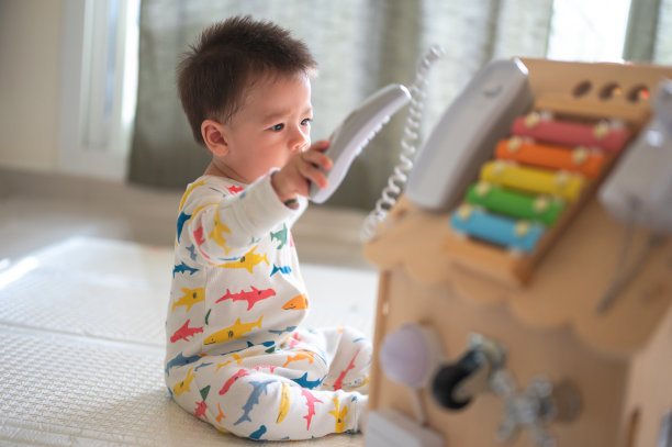 男婴在卧室玩大型玩具盒图片下载