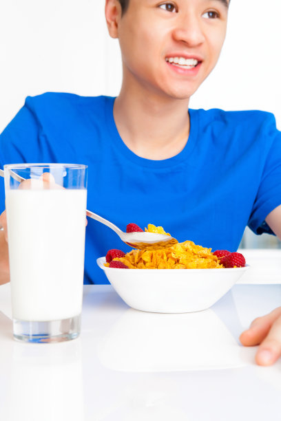 年轻人吃麦片早餐图片下载