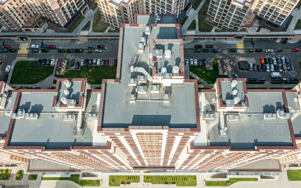 高层公寓楼顶的空调设备。空中俯视图。图片下载
