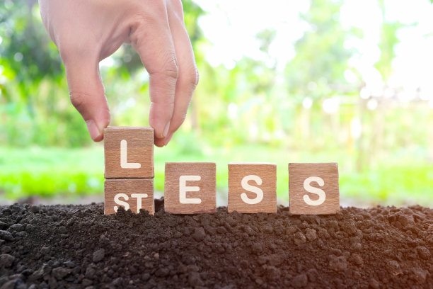 减少压力管理的概念。手在木块上变重音为少字。图片下载