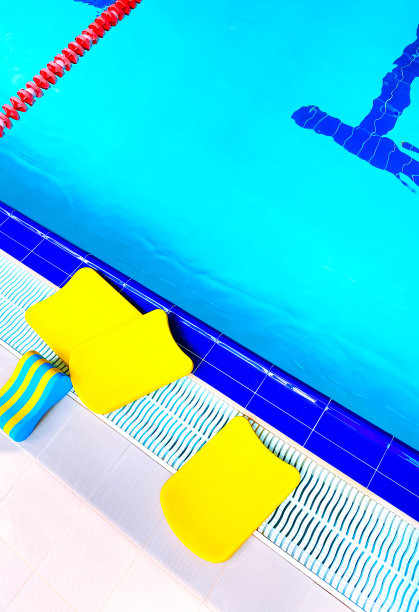 室内游泳池走道。垂直的摄影。图片下载