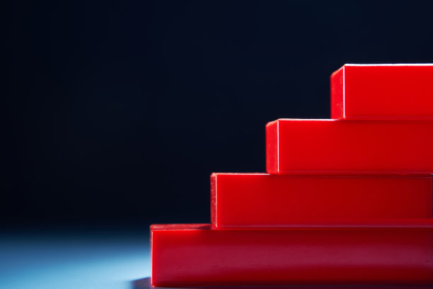 蓝色背景下的红色楼梯图片下载