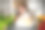 站在冰箱旁享受新鲜牛奶的女人图片下载