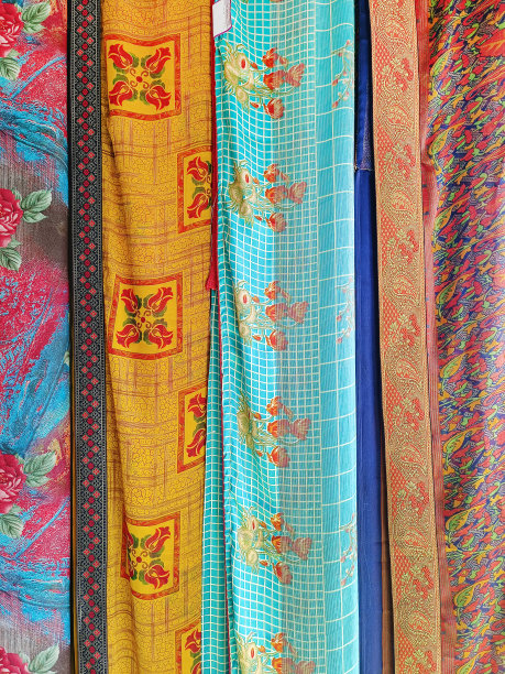 传统的印度服饰，不同的质地和颜色漂亮的纺织品，五颜六色的印度面料，来自印度的面料。图片下载