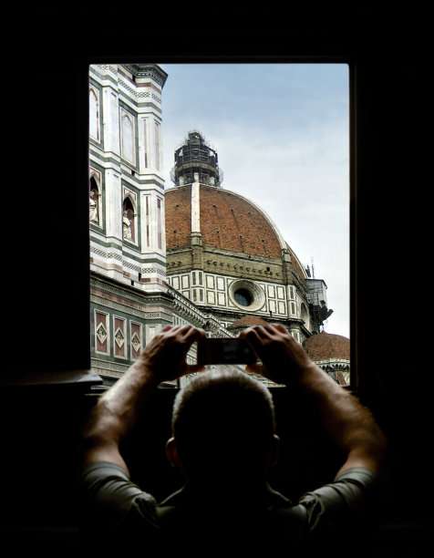 游客在拍摄教堂的照片图片下载