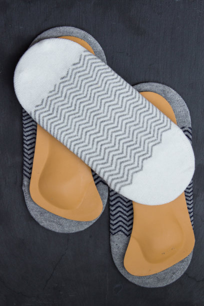 袜子的位置与矫形皮革鞋垫。石头的背景。前视图。图片下载