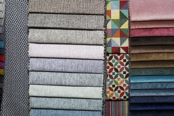 家具整理用的一套织物样品。五彩缤纷的装饰条纹。图片下载