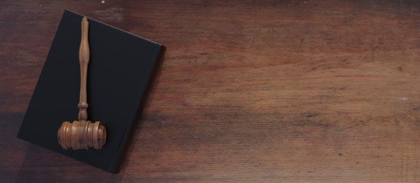 法律，律师事务所，法律书和木桌上的法官木槌。球场台面上方，3d渲染图片下载