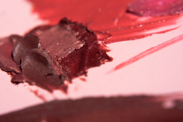 粉红色底色的闪亮唇膏质地。图片下载