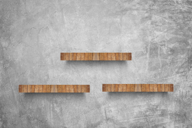 深棕色的木制架子，白色的垃圾纹理混凝土墙背景，用于室内或外部设计和展示产品，工作室图片下载