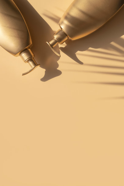 金色干净的化妆品瓶子，棕褐色背景上的棕榈叶遮阳。化妆品模拟瓶子，管。品牌化产品，水疗，美夏背景平铺俯视图。你设计的地方图片下载