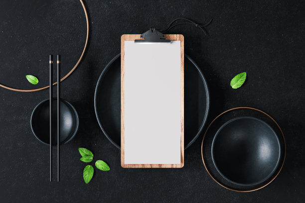 圆形碗模型上的木制剪贴板菜单图片下载