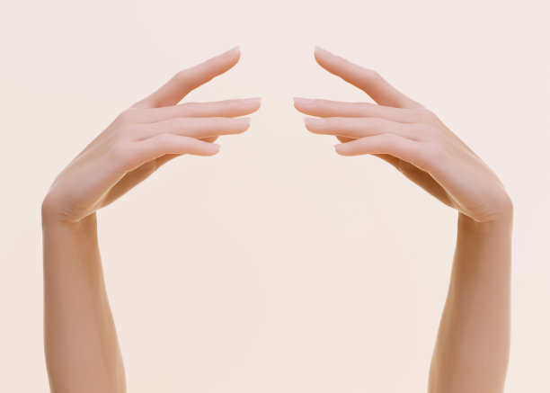 达到优雅女性手，白色女性手臂触摸手势，3d渲染美容产品展示创意图片下载