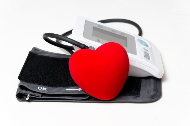 带有红色心脏的血压测量装置图片下载