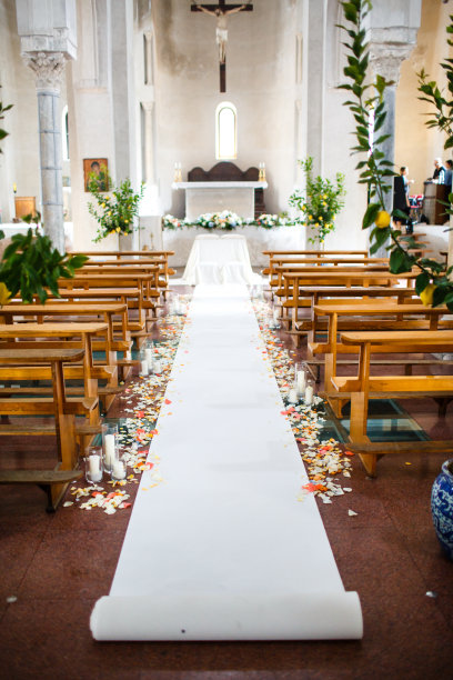 婚礼后的教堂图像图片下载
