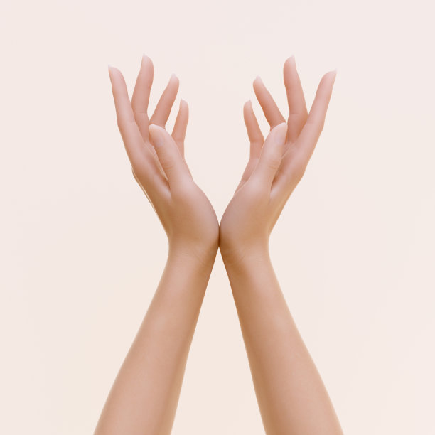 3d渲染完美的白色女性双手隔离，时尚概念，手持姿势化妆品展示和物体展示背景图片下载