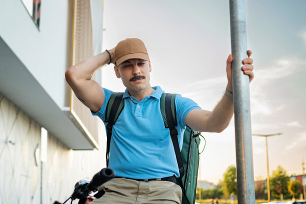 疲惫的快递员在休息图片下载