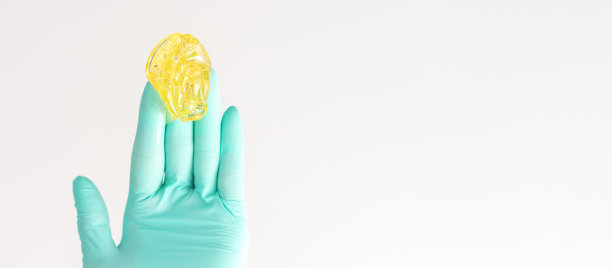 黄糖膏在手脱毛高手。微笑的美容师持有蜡脱毛在白色的背景。拔毛的概念。图片下载