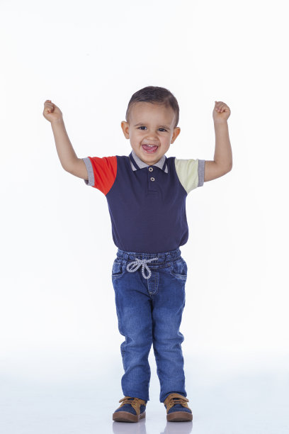 一个拉丁男孩在照相馆里看着镜头图片下载