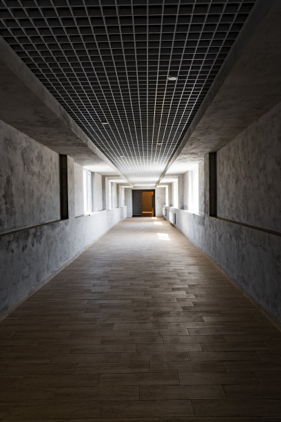 带窗户的空旷开放式办公室图片下载