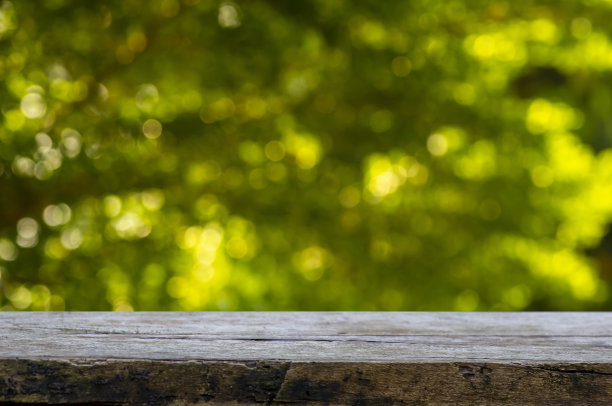 旧木空表产品展示在绿色和黄色的散景抽象背景前图片下载