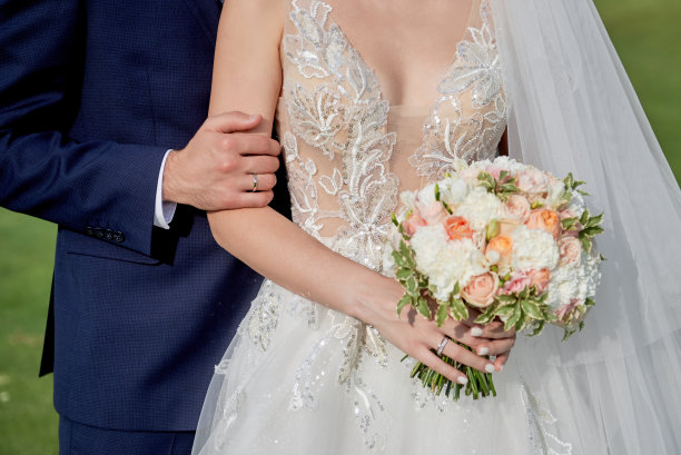幸福的新婚夫妇在户外仪式上拥抱，拷贝空间。年轻的新娘和新郎的特写图片下载