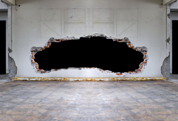 废弃的房屋内部，残垣断壁。内部旧，混凝土墙破损。古老的砖墙图片下载