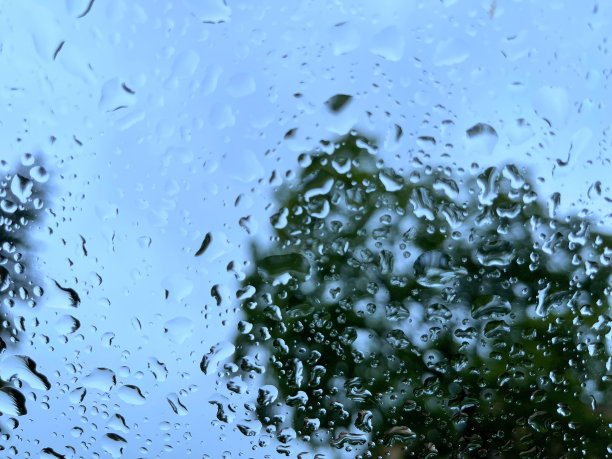 玻璃上的水滴。下雨了。背景图片图片下载