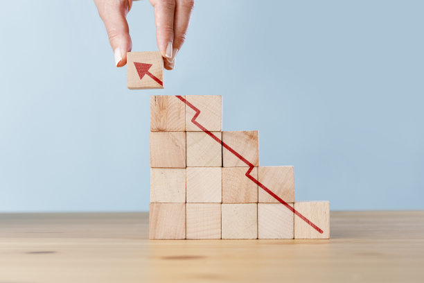 木方堆砌成箭头向上的台阶图片下载