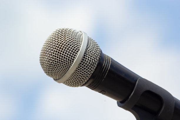 麦克风对着天空背景。麦克风在街上。概念——街头音乐。音响设备图片下载