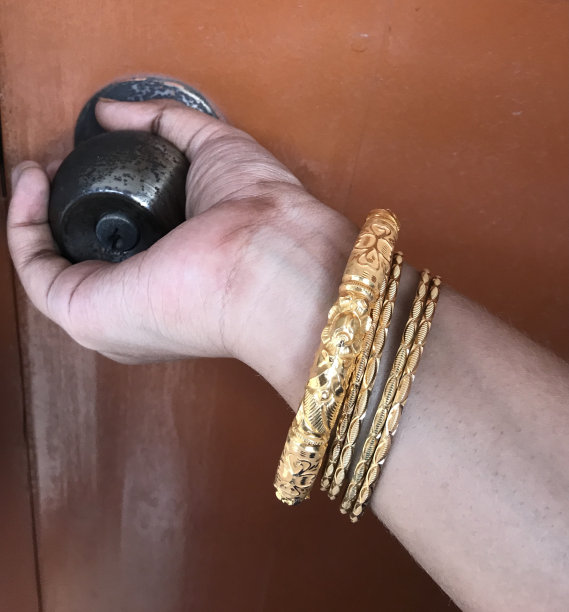 女人用手开门或把手开门，隆重地开门，合上手开门。图片下载