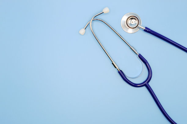 平铺医生检查听诊器在浅蓝色的背景，复制空间，医疗保健和医疗概念，俯视图照片。图片下载