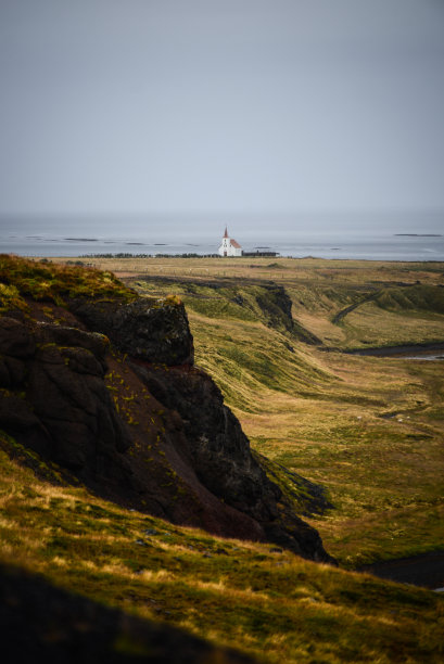 冰岛西峡湾一座教堂的忧郁景象图片下载