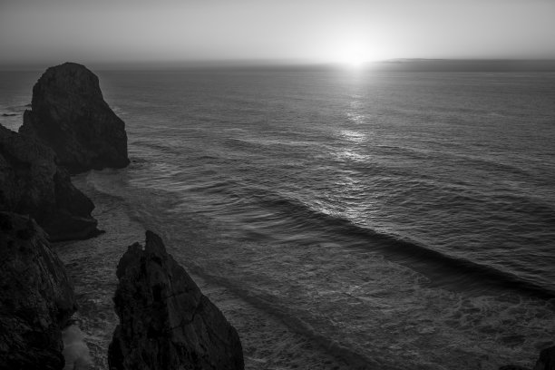 葡萄牙大西洋沿岸的岩石。黑白照片。图片下载