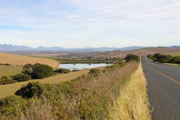 俯瞰南非阿什顿，看到美丽的山谷和一座大坝。图片下载